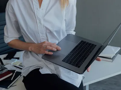Femeie lucrând la laptop - Foto: Pexels/AI25.Studio Studio