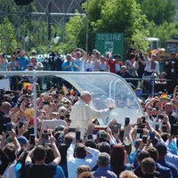 Papa Francis salutând mulțimea adunată la Blaj