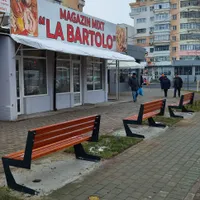 Un Dorel a montat băncile cu spatele la stradă într-o stație din Bacău. A stârnit un val de ironii foto: Facebook/ Niculai Gafiuc