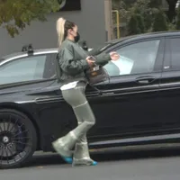 Viviana, soția lui Mirel Rădoi, și-a luat BMW Alpina B7 de +150.000 €. A blocat strada, pe avarii. / Foto: spynews.ro
