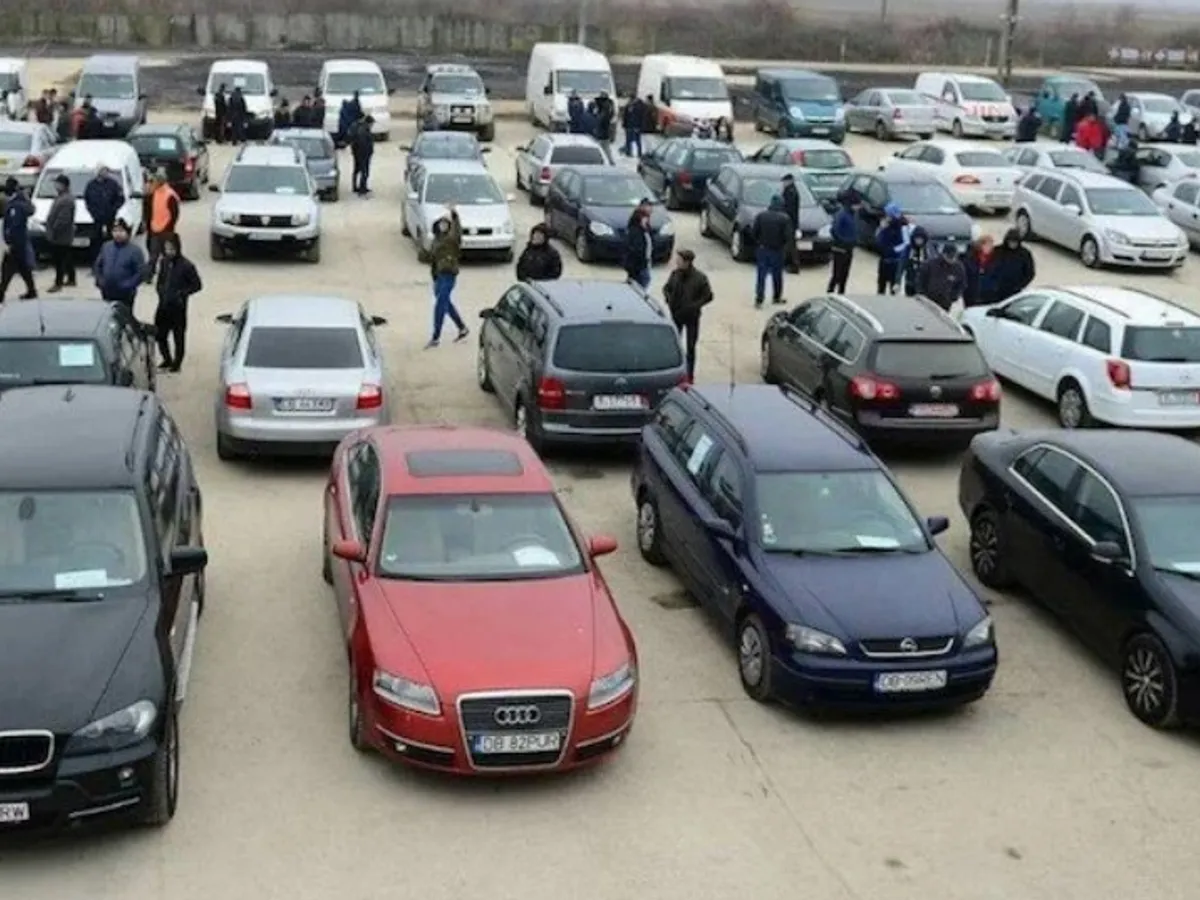 Surpriză pe piața auto second-hand: mașinile „bătrâne” devin preferatele dealerilor. Care este motivul