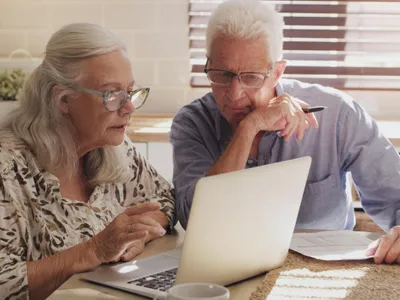 Pensionari cu documente - Foto: Freepik