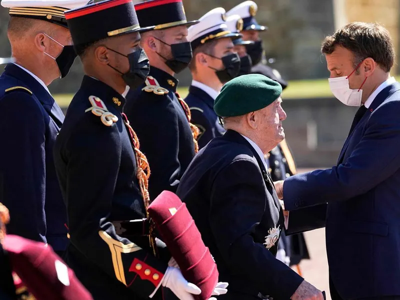 Macron a sărutat veteranii în timpul unei ceremonii pentru acordarea Legiunii de Onoare. Foto www.archyde.com