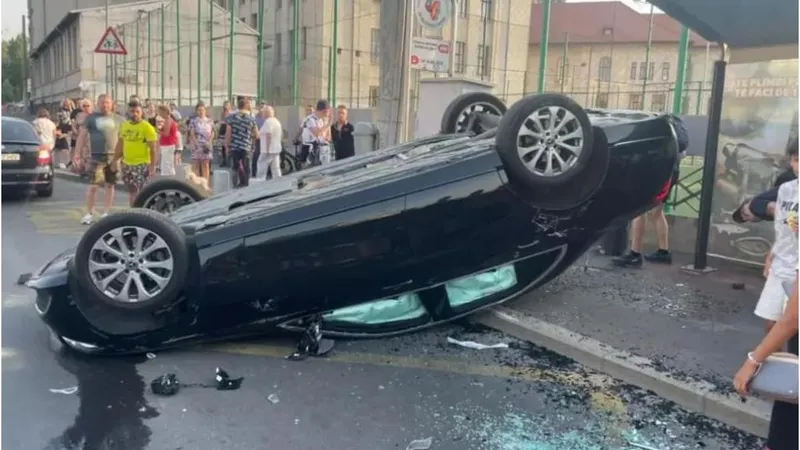 Mercedes aruncat cu roțile în sus de un BMW, pe bulevardul Tineretului. Unul dintre șoferi a intrat cu viteză pe contrasens și ar fi făcut drifturi înainte de accident - Foto: Observator / imagine cu caracter ilustrativ