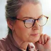 Pensionară îngrijorată de scăderea pensiilor - Foto: Freepik