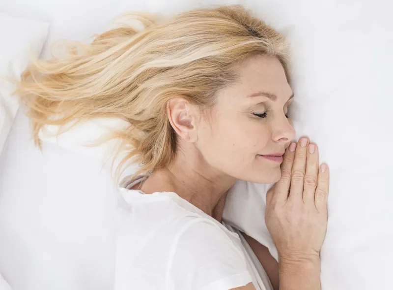 Femeie frumoasă dormind - Foto: Freepik/CC0