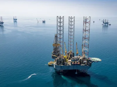 Platforme Aramco din câmpul gazeifer HSBH, la nord de Dhahran - Foto: Profimedia Images
