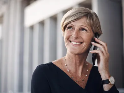 Pensionar la pensie vorbind la telefon - Foto: Freepik