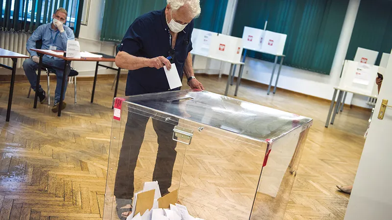 Cu masca la urne  Polonia a organizat alegeri prezidențiale în plină pandemie de coronavirus, cu măsuri specifice de protecție - Foto: Getty Images
