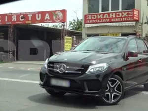 Viorel Moldovan trece linia dublă continuă cu SUV-ul de 100.000 € ca pe cea a careului de 16 m - Foto: captură video spynews.ro