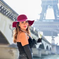 O femeie cu un pahar de șampanie în Paris - Foto: Pixabay (cu rol ilustrativ)