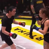 O mamă de 50 de ani a făcut-o KO pe fosta iubită a fiului ei într-o luptă în cușca de MMA - Foto: X/ @DramaAlert