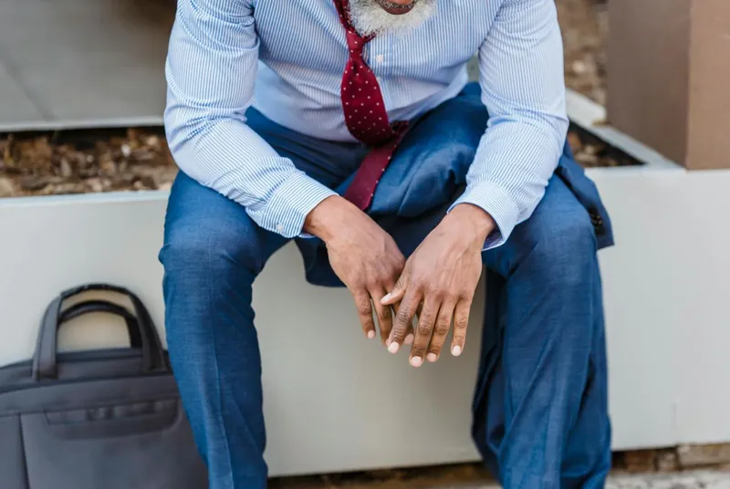 Bărbat obosit căut&acirc;ndu-şi de lucru - Foto: Pexels/Nicola Barts