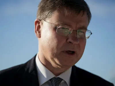 Comisarul European Valdis Dombrovskis dă declaraţii presei - Foto: Profimedia Images