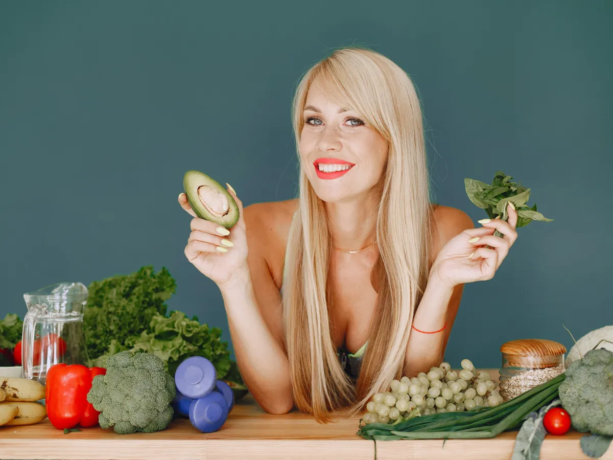 Femeie cu brocoli - Foto: Freepik
