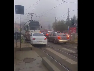 O șoferiță s-a întâlnit cu tramvaiul pe contrasens în București. S-a dus să-l certe pe vatman - Foto: captură video