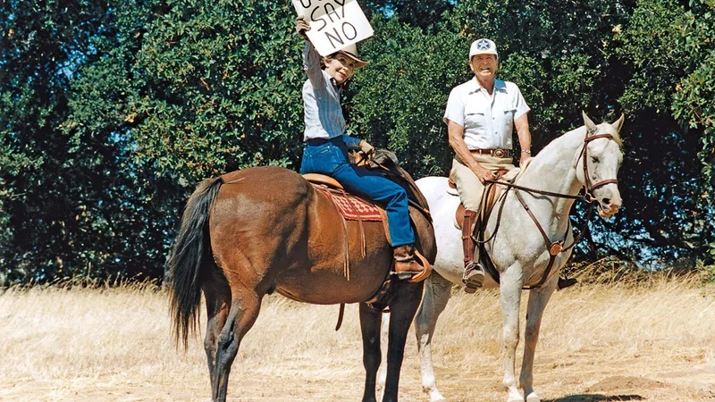 Nancy Reagan afişând un semn „Spune nu“, motto-ul campaniei ei împotriva drogurilor