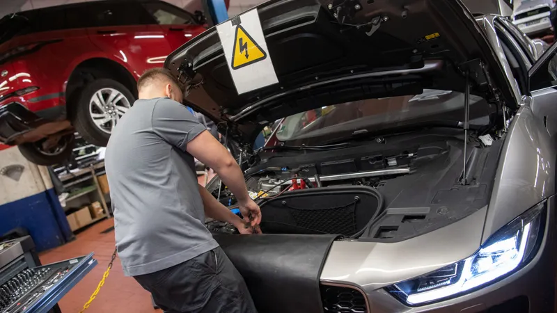 Mașinile electrice, cu 30% mai scump de reparat, în medie, decât automobilele pe benzină și diesel - Foto: caranddriver.com