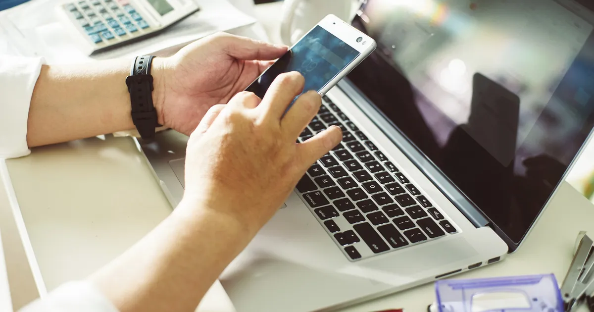 Top 10 întrebări frecvente înainte de a deschide un cont bancar online în 2025 – Newsweek România