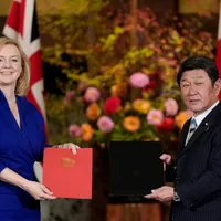 Ministrului britanic pentru Comerţul Internaţional, Liz Truss, şi şeful diplomaţiei nipone, Toshimitsu Motegi. / Foto: abcnews.go.com