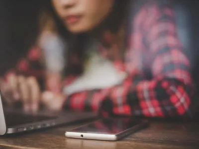 Fată captivată de ceea ce urmăreşte pe Internet - Foto: Freepik/jcomp