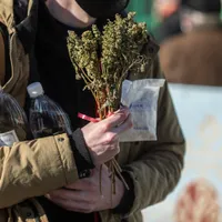 De Bobotează preoții sfințesc apa, credincioșii bând agheasma - Foto: INQUAM Photos/Ilona Andrei