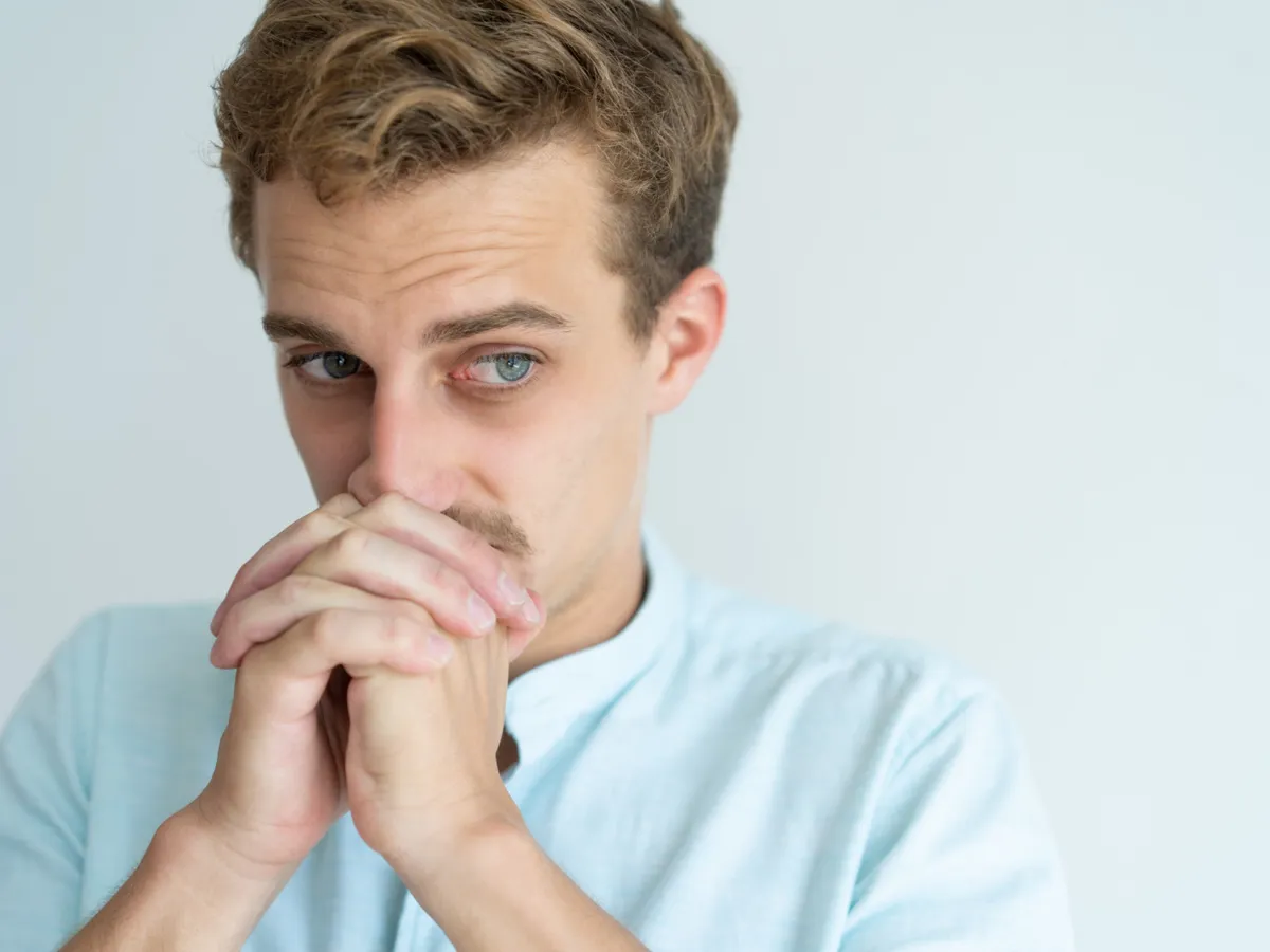 Tânăr gânditor atingându-și gura cu mâinile - Foto: Freepik (Imagine cu rol ilustrativ)