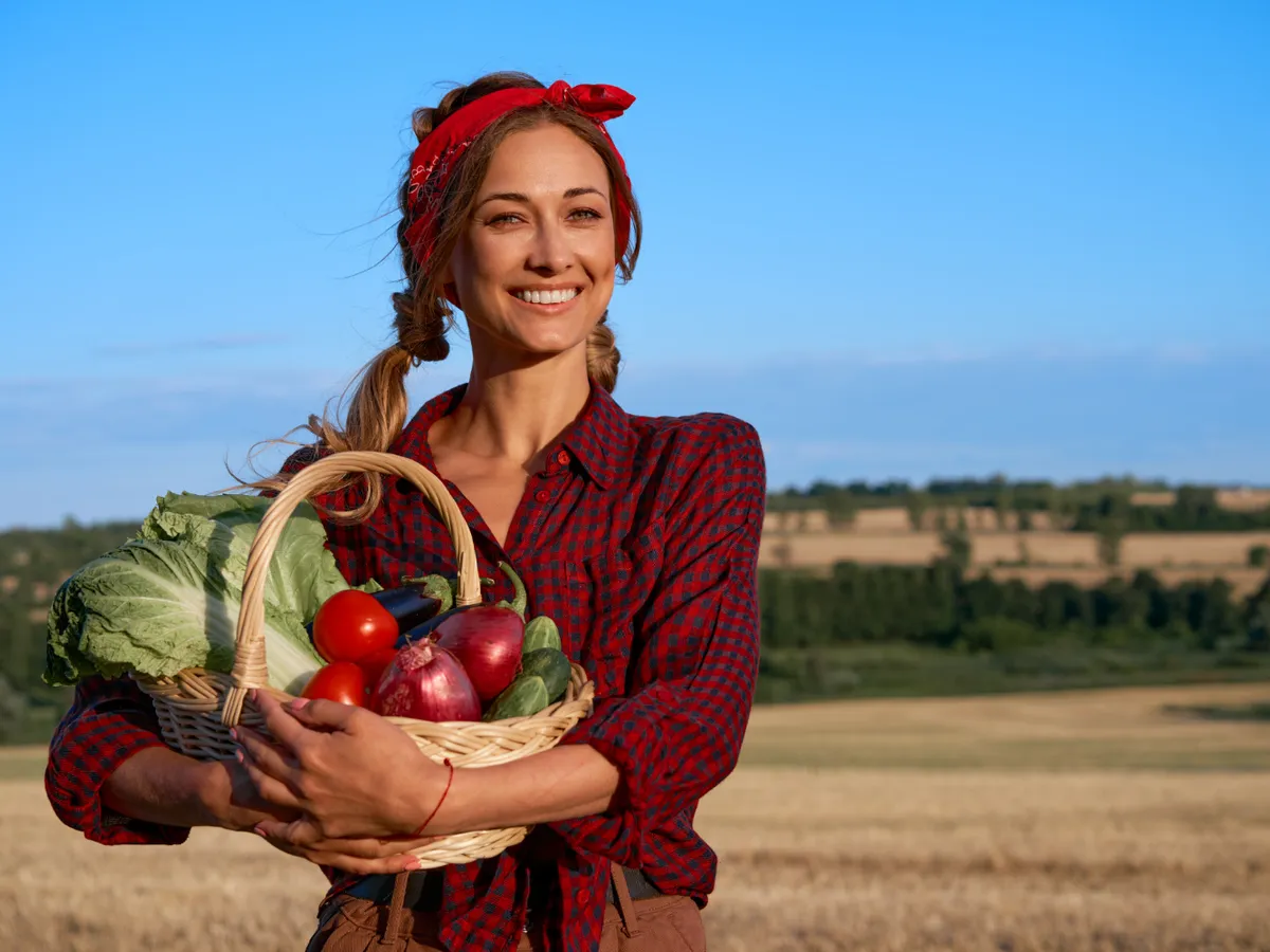Femeie care ține un coș cu legume în brațe - Foto: Freepik (Imagine cu rol ilustrativ)