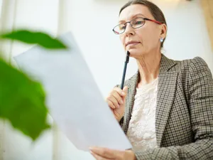 Pensionară care citește Foto: Freepik (rol ilustrativ)