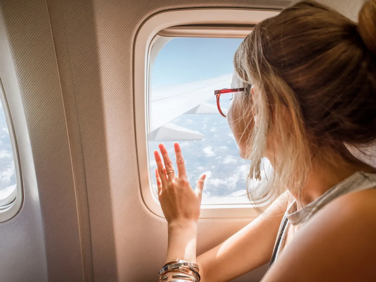 Motivul pentru care o tânără a fost felicitată că NU a cedat locul de la geam din avion unui copil - Foto: Freepik (imagine cu rol ilustrativ)