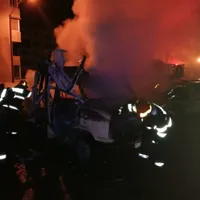 Un incendiu provocat intenţionat a distrus, în noaptea de marţi spre miercuri, o auto-rulotă şi un autoturism aflate într-o parcare din municipiul Piteşti. / Foto: romania24.ro