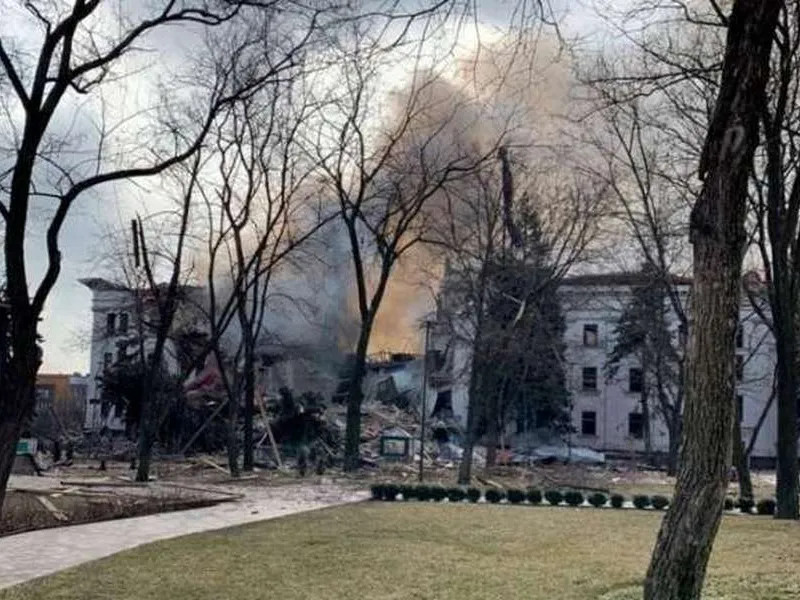 Teatrul din Mariupol e distrus, Rusia neagă lovitura și acuză Kievul că pregătește un atac chimic. / Foto: agerpres.ro