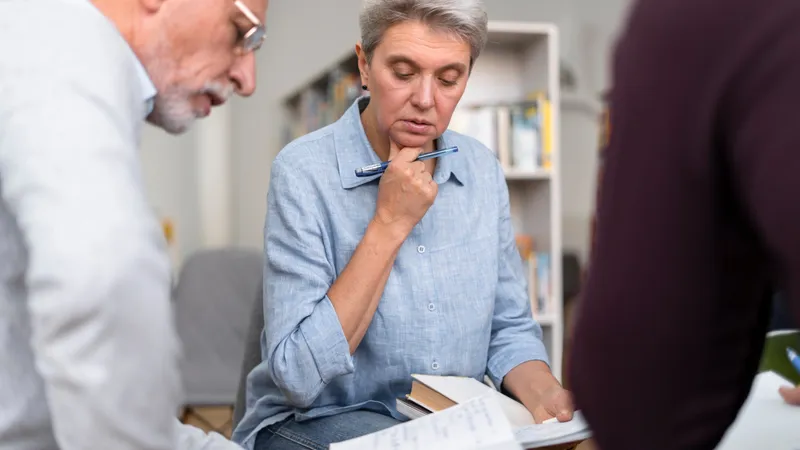 Din ce lună pensionarii vor plăti CASS la pensie de peste 3.000 lei? Iulie, august sau septembrie? Foto: Freepik (fotografie cu caracter ilustrativ)