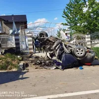Ce a rămas dintr-o mașină care s-a înfipt cu 140 km/h într-un cap de pod. „Pilotul” a scăpat. / Foto: Info Trafic 24, Facebook