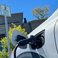 Prețurile carburanților explodează, dar costul mașinilor electrice crește și mai repede. / Profimedia