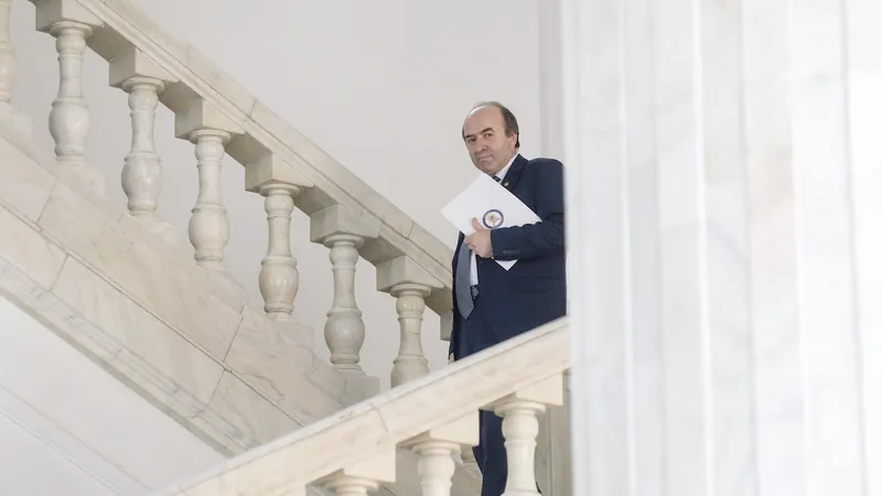 Tudorel Toader nu a dat o anvergură europeană studiilor sale de drept și nu este foarte priceput în mânuirea computerului