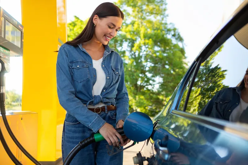 Femeie la pompă - Foto: Freepik