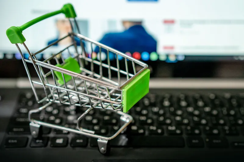 Mic cărucior de magazin figurat pe tastatura unui laptop - Foto: Pexels/Atlantic Ambience