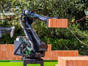 Nu găsești zidari? Un robot rezolvă problema. Ridică 10 m² de zidărie pe oră la milimetru - Foto: Wienerberger