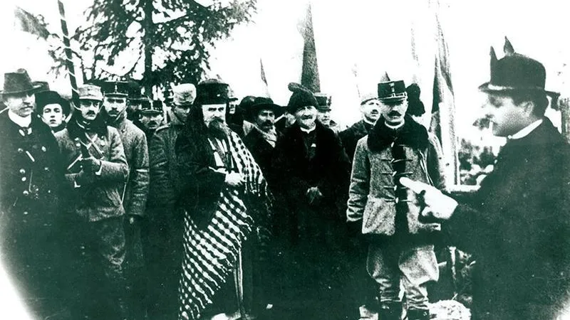 Episcopul Iuliu Hossu citind proclamația Unirii la 1 Decembrie - Foto: Arhiva