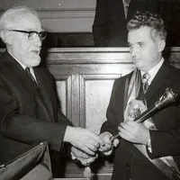 Nicolae Ceaușescu, întronat președinte cu sceptru Foto: Wikipedia