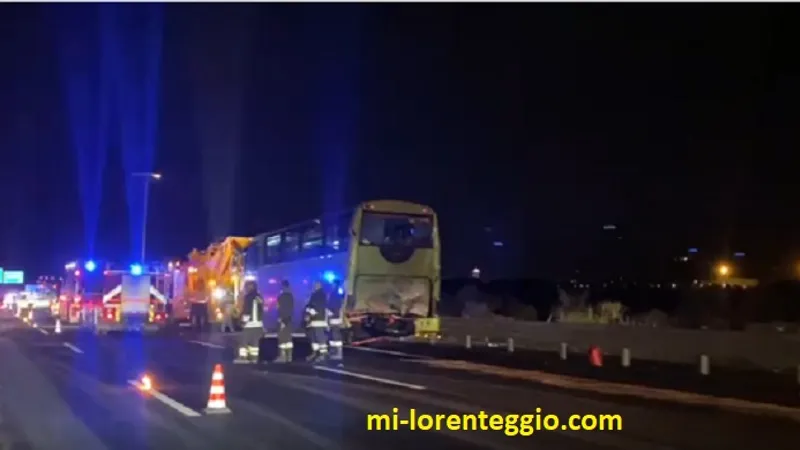 Un TIR condus de un român a intrat în două autocare cu migranți în Italia: un mort, 15 răniți. / Foto: mi-lorenteggio.com