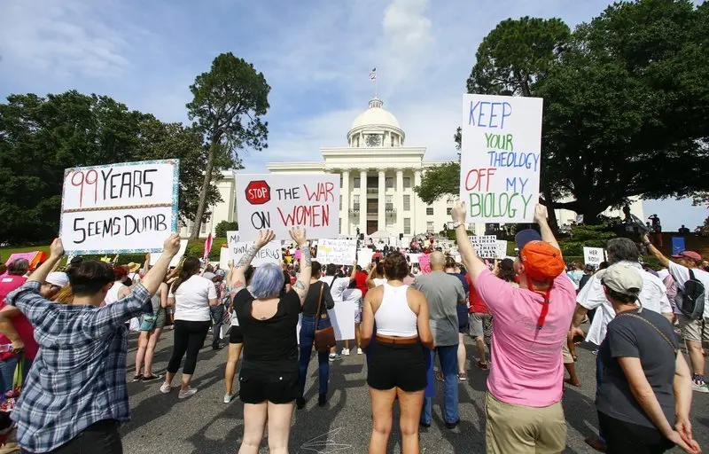 Protest față de adoptarea legii dure anti-avort în Alabama. Sursa: AP Photos