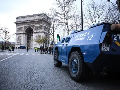 Forțele de ordine s-au  mobilizat lângă Arcul de Triumf, sâmbătă, 8 decembrie. Foto Liberation