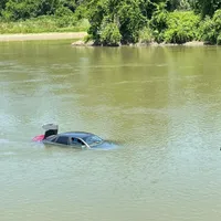 O limuzină Audi A8 a fost găsită plutind pe râul Mureș. / Foto: specialarad.ro
