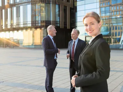 Persoane care se află în discuții - Foto: Magnific.com (Imagine cu rol ilustrativ)