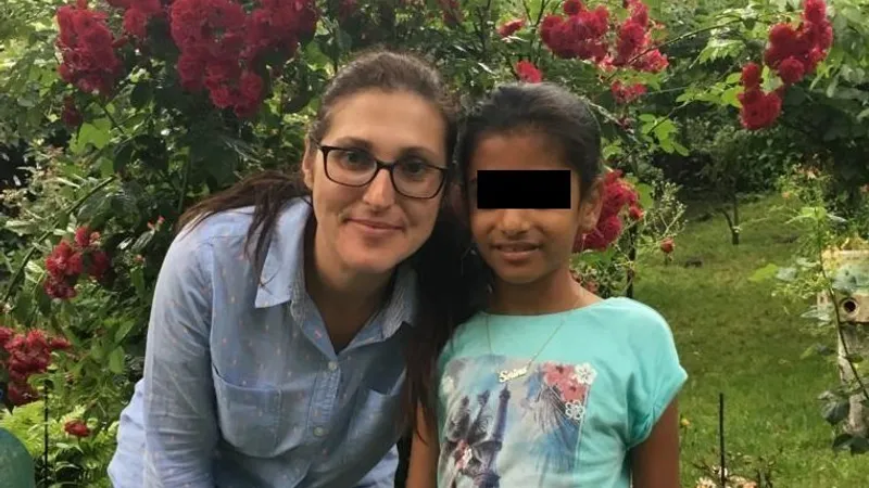 Sorina și mama ei adoptivă