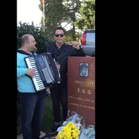 Un manelist a cântat la mormântul lui Bruce Lee - Foto: Youtube