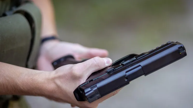 Adolescentă împuscată în față cu un pistol de tip airsoft - Foto: Profimedia Images - Caracter ilustrativ