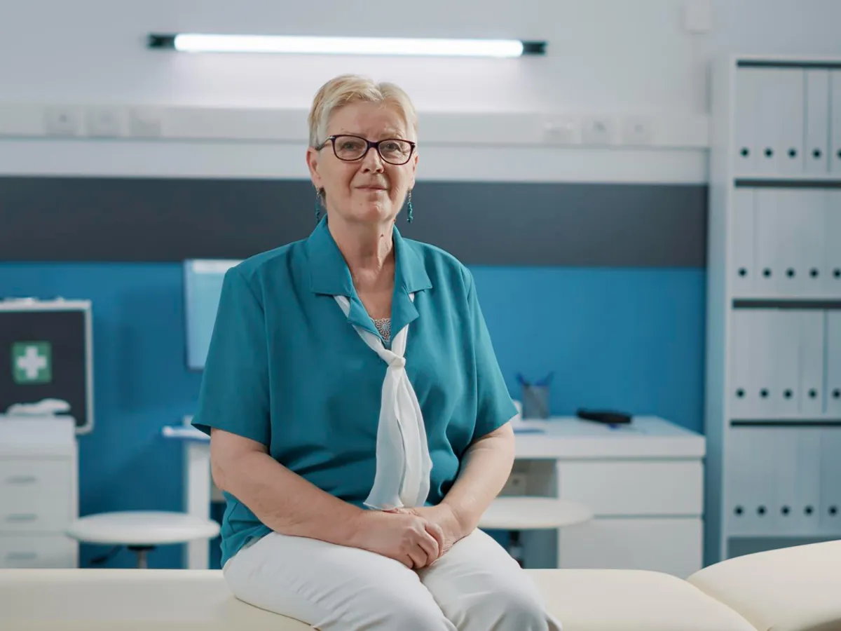 Pensionar la pensie în spital - Foto: Freepik